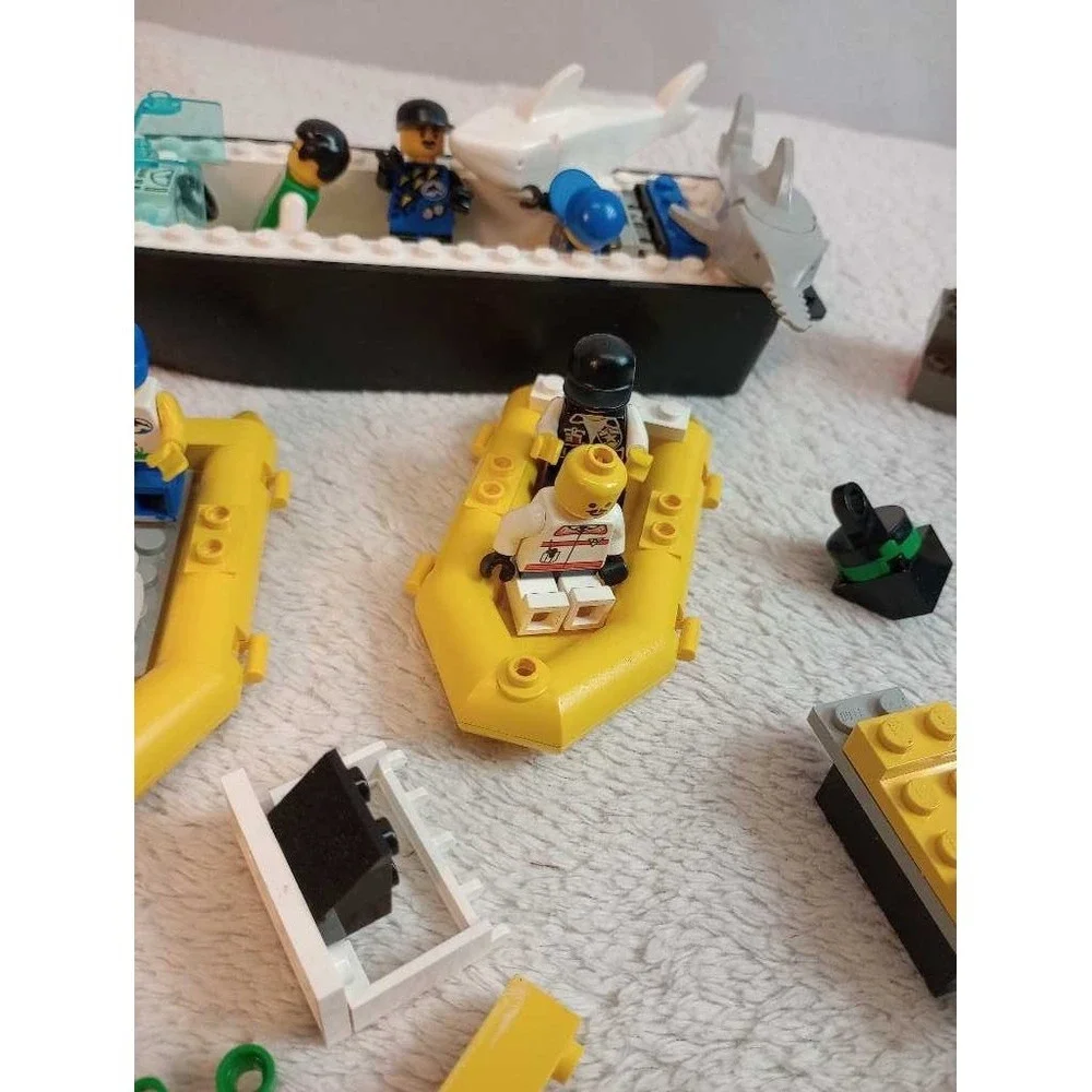 LEGO City Police Boat Shark Rescue Minifigure‎ Vehicles Set